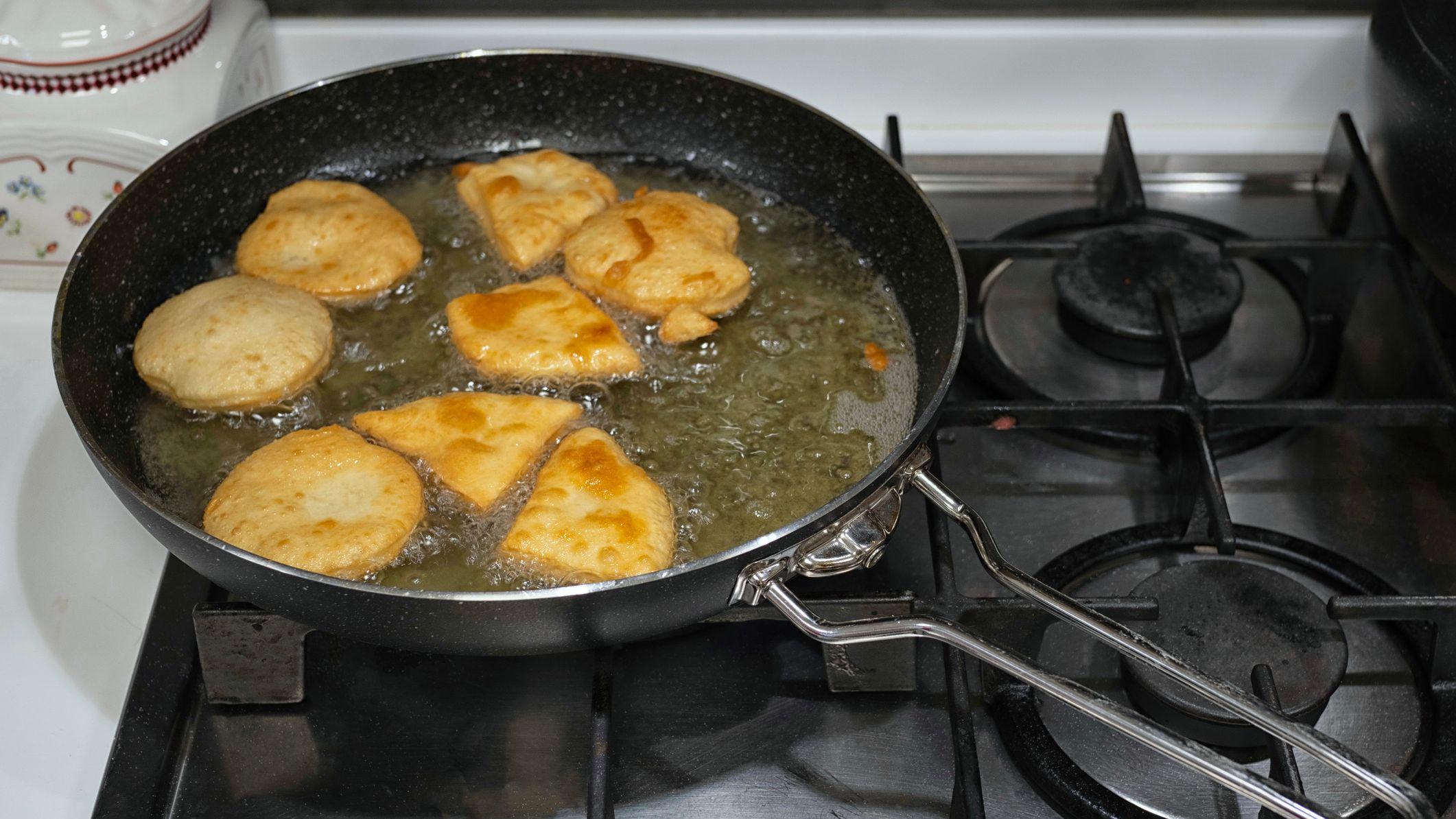 Okrugla testa za pecivo prže se u tiganju