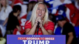 Poslanica Mardžori Tejlor Grin izgradila je reputaciju u Kongresu najpre kao zaštitnica predsednika Donalda Trampa, a poslednjih godina i kao neko ko je dolazio u sukob sa njim, piše AP.

 