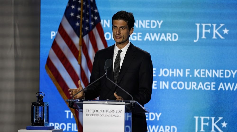 Ko je Džek Šlosberg, jedini Kenedijev unuk, koji zvanično ulazi u politiku? 1