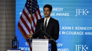 Ko je Džek Šlosberg, jedini Kenedijev unuk, koji zvanično ulazi u politiku? 26