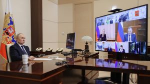 U izveštaju emitovanom 11. oktobra 2020. godine, novinar ruske državne televizije uzbuđeno najavljuje gledaocima šta ih očekuje: isečci iz njegovog intervjua s predsednikom Vladimirom Putinom i vesti o testiranju hipersonične rakete kojom se Moskva hvali, između ostalog.