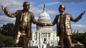 Fraza „Epstinovi dosijei“ proganjaju već mesecima administraciju predsednika SAD Donalda Trampa, koja se bori sa sve većom krizom zbog zločina nekadašnjeg osuđenog seksualnog prestupnika i finansijera Džefrija Epstina, koji je u međuvremenu umro u zatvoru. Njegova smrt je registrovana kao samoubistvo.