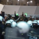 Četiri muškarca napala novinara FoNet-a dok je izveštavao sa skupa kod Skupštine 3