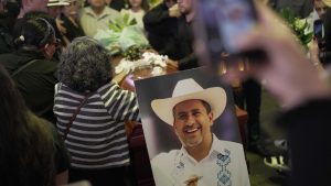 Gradonačelnik Uruapana u meksičkoj saveznoj državi Mičoakan ubijen je na trgu pred desetinama ljudi koji su se okupili kako bi obeležili Dan mrtvih, saopštile su vlasti, prenosi Index.hr.