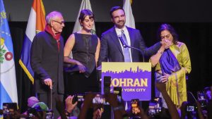 Budući gradonačelnik Njujorka Zorhan Mamdani (34) je ;danas ;potvrdno odgovorio na pitanje da li i dalje smatra da je predsednik SAD Donald Tramp (Trump) "fašista", iako je u petak imao s njim opušten sastanak u Beloj kući, posle kojeg ga je Tramp hvalio, a obojica su pred novinarima isticala spremnost za saradnju.