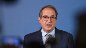 Zloupotrebu prava na azil želi da suzbije, ali da zadrži individualno pravo na azil – to poručuje nemački ministar unutrašnjih poslova Aleksander Dobrint u intervjuu za DW. Tako će, tvrdi, da potisne i stranku AfD.