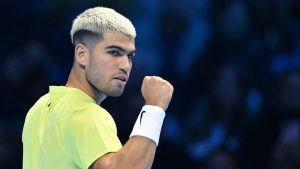 Drugi teniser sveta Karlos Alkaraz pobedio je Australijanca Aleksa de Minora 7:6 (5), 6:2 u prvom kolu grupe "Džimi Konors" završnog mastersa u Torinu.