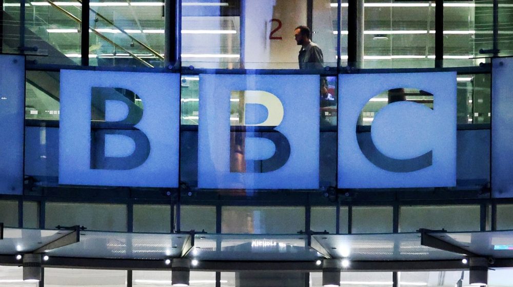 Pretnja tužbom od milijardu dolara protiv BBC: Trampov napad na medije postaje globalan 11