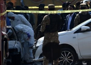 U samoubilačkom napadu ispred suda u Islamabadu poginulo je 12 ljudi, a najmanje 27 je povređeno, saopštio je danas ministar unutrašnjih poslova Pakistana Mohsin Nakvi.