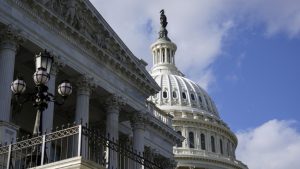 Američki predsednik Donald Tramp potpisao je sinoć zakon kojim se okončava najduža budžetska blokada u istoriji SAD, koja je trajala 43 dana i koja je značila zaustavljanje aktivnosti dela savezne administracije."Danas šaljemo jasnu poruku da nikada nećemo popustiti pred ucenama", poručio je Tramp demokratskim protivnicima, pre nego što je potpisao zakon uz aplauz republikanskih poslanika u Ovalnom kabinetu.