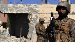 Talibanska vlada Avganistanska optužila je danas Pakistan da je pokrenuo noćne vazdušne napade u tri istočne provincije u kopjima je ubijeno 10 civila, uključujući devetoro dece, javlja AP, navodeći da je to "znak pogoršanja tenzija" između dve susedne zemlje.

 