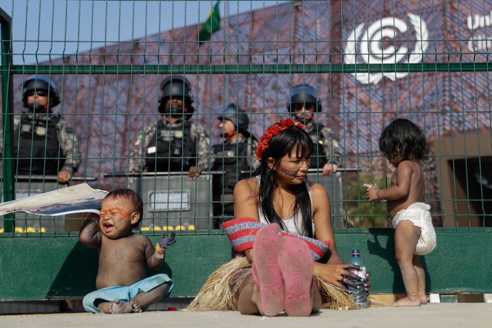 "Amazon se ne može dalje uništavati": Demonstranti iz autohtone zajednice 90 minuta blokirali glavni ulaz na konferenciju UN o klimi (FOTO) 6