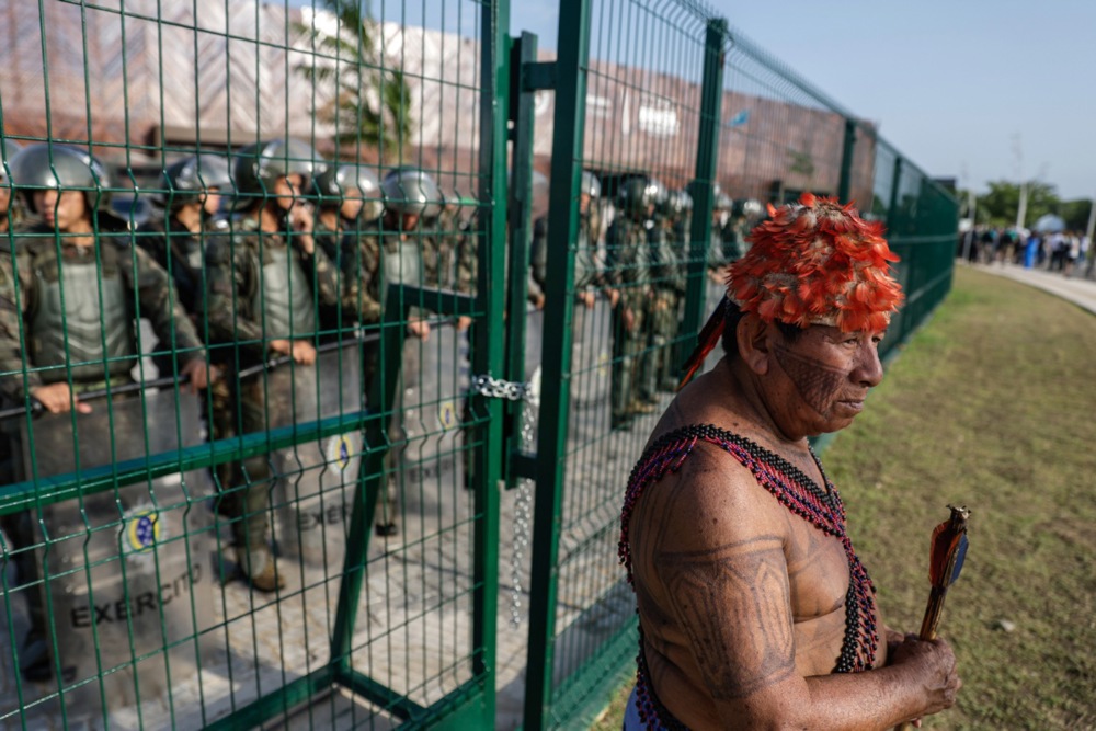 "Amazon se ne može dalje uništavati": Demonstranti iz autohtone zajednice 90 minuta blokirali glavni ulaz na konferenciju UN o klimi (FOTO) 4