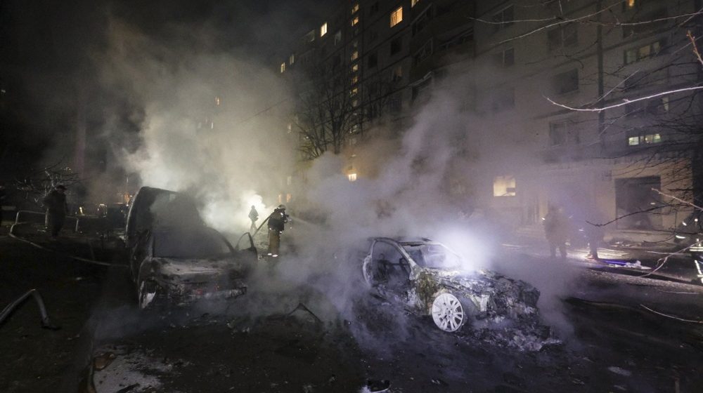 Rusija izvela napad na stambenu oblast u Harkovu: Uništene zgrade, požari, ima i stradalih 1