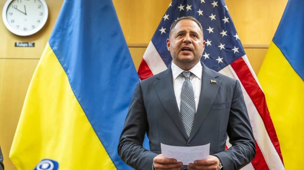 "Čovek broj dva u Ukrajini": Ko je Andrij Jermak, koji je podneo ostavku na mestu šefa kabineta Zelenskog a protiv koga se vodi istraga zbog korupcije? 1