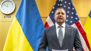 "Čovek broj dva u Ukrajini": Ko je Andrij Jermak, koji je podneo ostavku na mestu šefa kabineta Zelenskog a protiv koga se vodi istraga zbog korupcije? 1