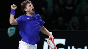 Teniska reprezentacija Italije osvojila je treću uzastopnu Dejvis kup titulu, a ukupno četvrtu u istoriji, pošto je u finalu u Bolonji savladala selekciju Španije 2:0.