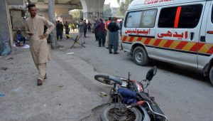 Tri pripadnika pakistanskih graničnih bezbednosnih snaga ubijena su rano jutros u samoubilačkom napadu na njihov štab u Pešavaru, u provinciji koja se graniči sa Avganistanom, saopštila je policija.