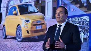 Grupa Stelantis predstavila je danas novu montažnu liniju hibridnog Fijata 500 u Torinu, u Italiji, kao simbol njenog okretanja od samo električnih vozila kao i najavljenog ponovnog pokretanja proizvodnje u Italiji.