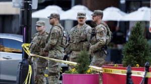 Osumnjičeni za pucnjavu u dva člana Nacionalne garde u blizini Bele kuće došao je u SAD preko programa za preseljenje avganistanskih državljana iz doba Bajdenove administracije pod nazivom operacija "Saveznici dobrodošli" (Operation Allies Welcome), izjavila je u sredu uveče sekretarka za unutrašnju bezbednost Kristi Noem.