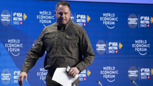 Bivši šef Kancelarije predsednika Ukrajine, Andrij Jermak, rekao je, nekoliko sati nakon podnošenja ostavke usled racije koju je u njegovom domu sprovela Nacionalna antikorupcijska agencija Ukrajine, da namerava da ode na liniju fronta, prenosi Njujork post.