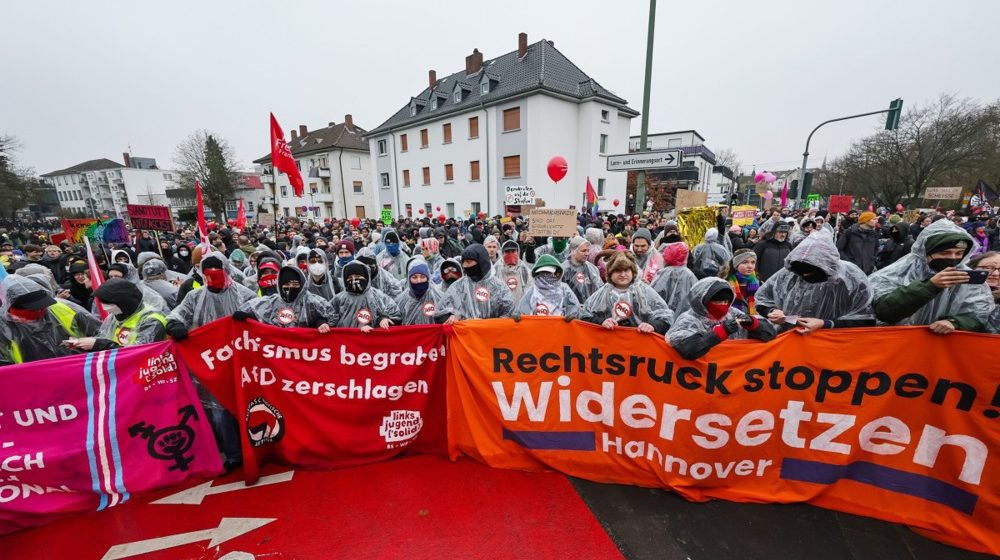 (VIDEO) Blokirani putevi, suzavac i biber sprej: HIljade na protestu u Nemačkoj uoči osnivačke skupštine omladine desničarske AfD 1