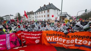 (VIDEO) Blokirani putevi, suzavac i biber sprej: HIljade na protestu u Nemačkoj uoči osnivačke skupštine omladine desničarske AfD 19