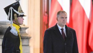 Predsednik Poljske Karol Navrocki demonstrativno je danas otkazao planirani susret sa mađarskim premijerom Viktorom Orbanom, zbog toga što se ovaj u petak sreo sa ruskim predsednikom Vladimirom Putinom, tako da u Mađarsku Navrocki putuje samo na samit predsednika Višegradske grupe, 3. decembra u Estergomu.