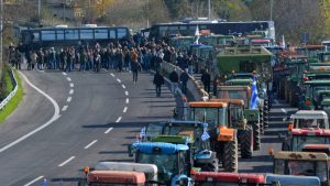 Tri osobe su povređene danas u sukobima između grčke policije za suzbijanje demonstracija i poljoprivrednika koji blokiraju autoput u znak protesta protiv smanjenja evropskih subvencija.