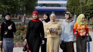 Čečenija je uvela novu zabranu ženske mode koja zabranjuje tradicionalnu odeću s "muškim elementima". Iako ovo nije prvi put da su vlasti ruske republike uvele ograničenja u pogledu izgleda žena, posmatrači kažu da je razlog iza najnovijih pravila kontrola, a ne tradicija, kako se tvrdi.