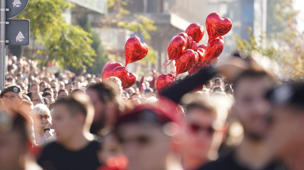Pesma „Cveta trešnja u planini“ odzvanja Srbijom – dirljiv omaž žrtvama nadstrešnice (VIDEO) 1