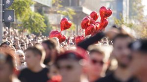 Nakon jučerašnjeg velikog komemorativnog skupa u Novom Sadu, održanog u pomen žrtvama nadstrešnice, društvene mreže preplavile su fotografije, utisci i snimci nastupa hora ispred Železničke stanice – izvedenog posle šesnaestominutne tišine.