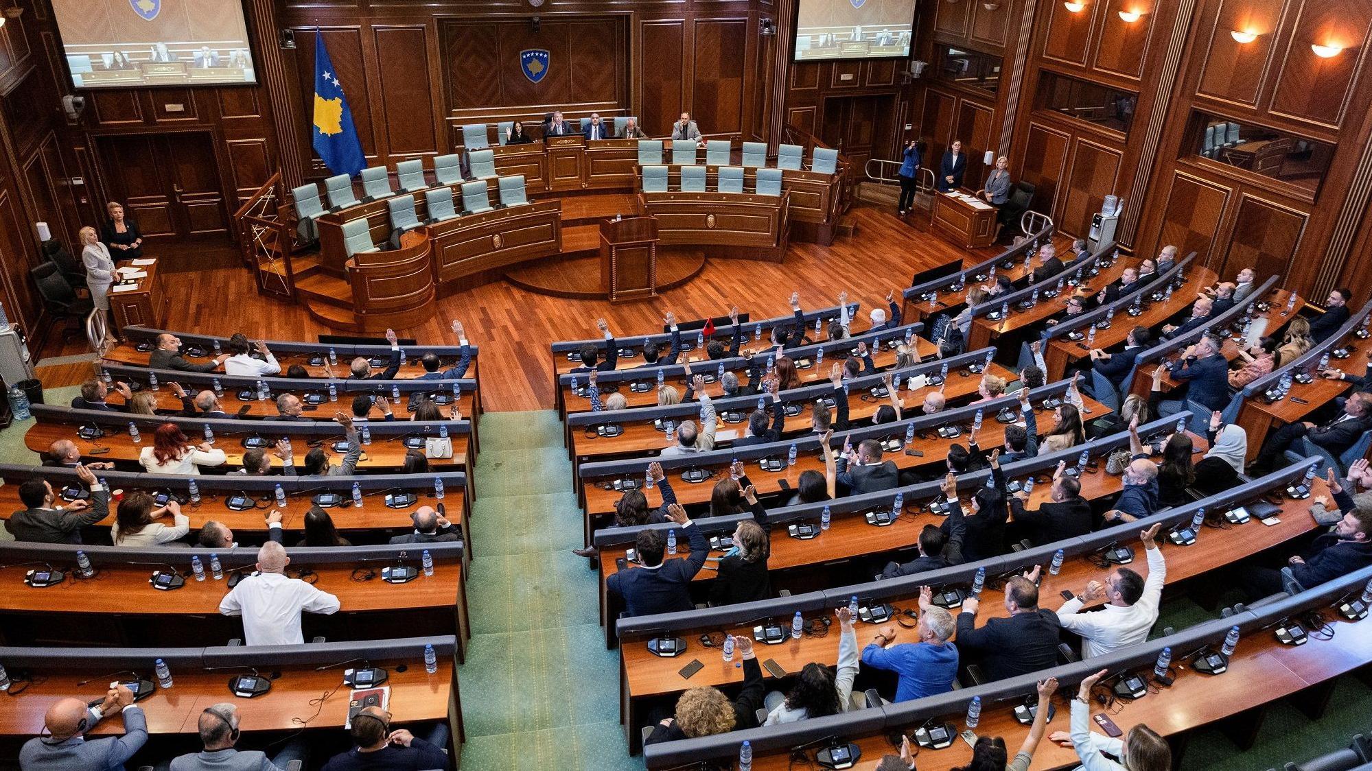 Sala Skupštine Kosova sa poslanicima