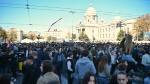Veliki broj učenika stigao ispred Skupštine, kolone đaka i dalje pristižu da pruže podršku Dijani Hrki (FOTO, VIDEO) 1