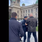 Poslanici Srca kroz Ćacilend krenuli na sednicu, policija ih sprečavala da prođu (VIDEO) 5