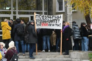 V. d. dekanka Medicinskog fakulteta u Beogradu Nataša Milić suspendovala je sekretarku tog fakulteta Mariju Radovanović, potvrđeno je Danasu.