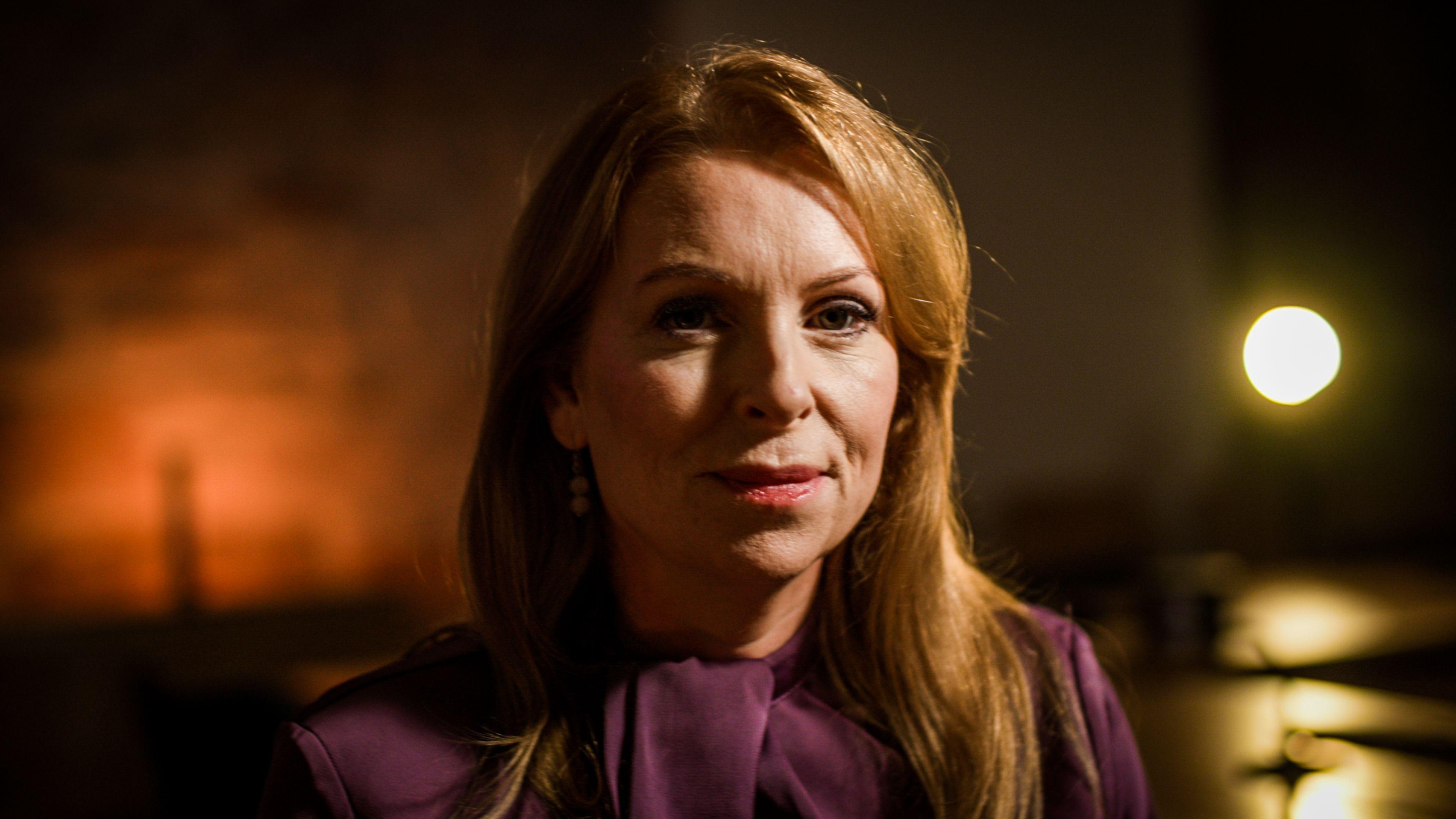 eš regan, škotska, žena smeđe kose gleda u kameru