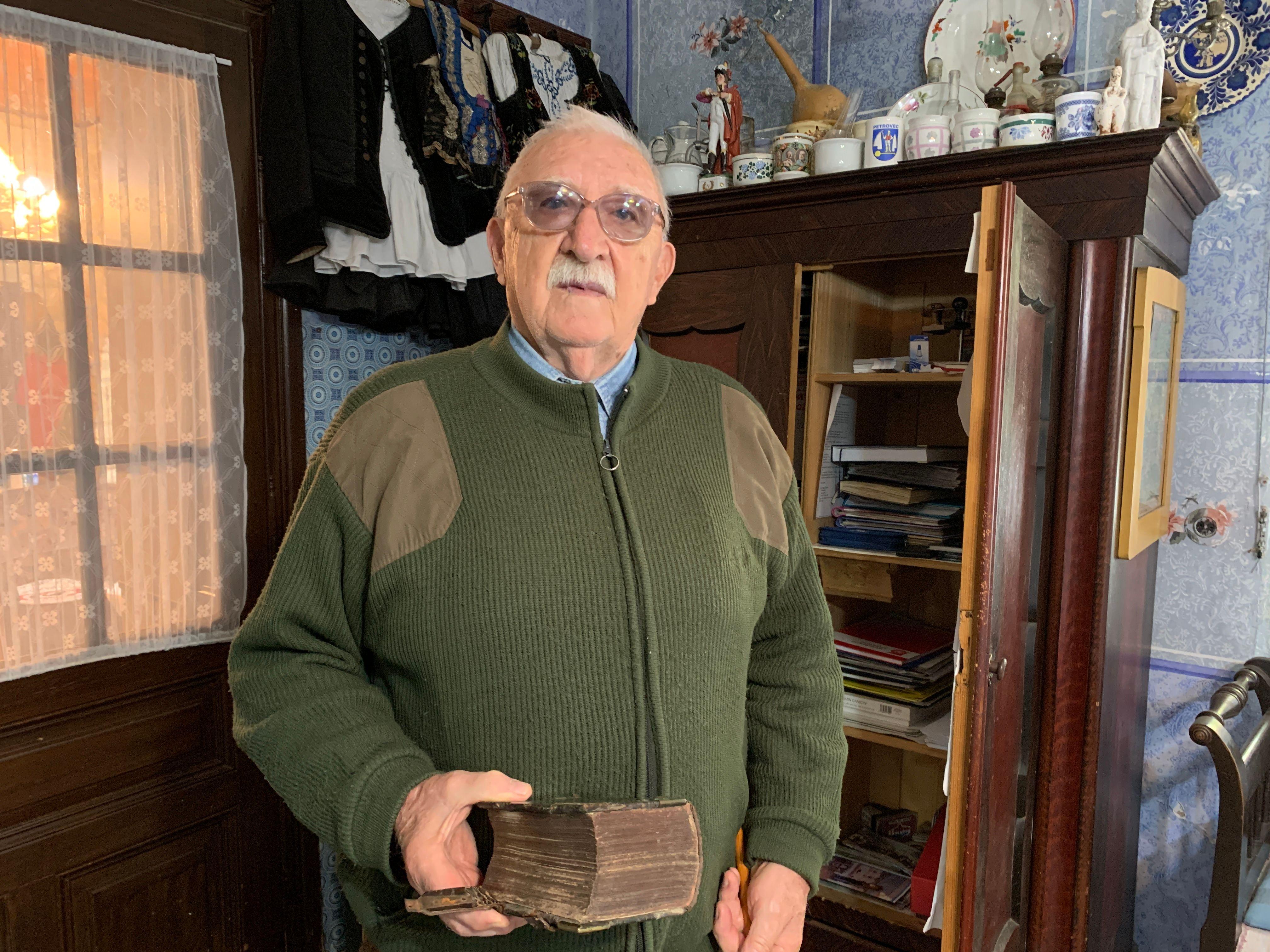 Mihal Spevak sa porodičnom biblijom iz 1746. godine