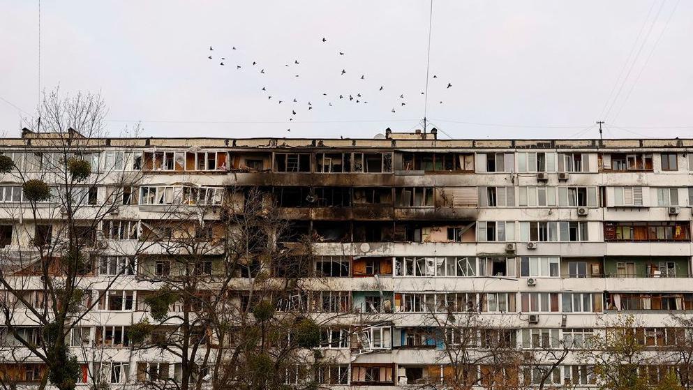 Ptice lete iznad stambene zgrade pogođene ruskim napadom dronom