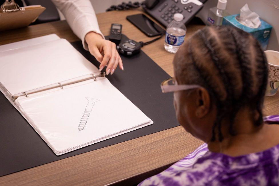 Superager Ivon Gregvor u testu u kojem se prikazuju slike predmeta, a osoba mora da se seti imena što je brže moguće