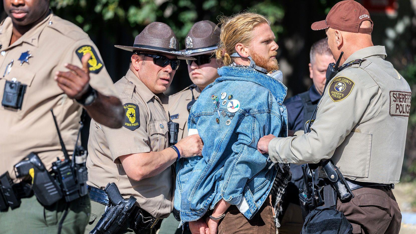 Policija hapsi demonstranta ispred sedišta službe ICE u Čikagu