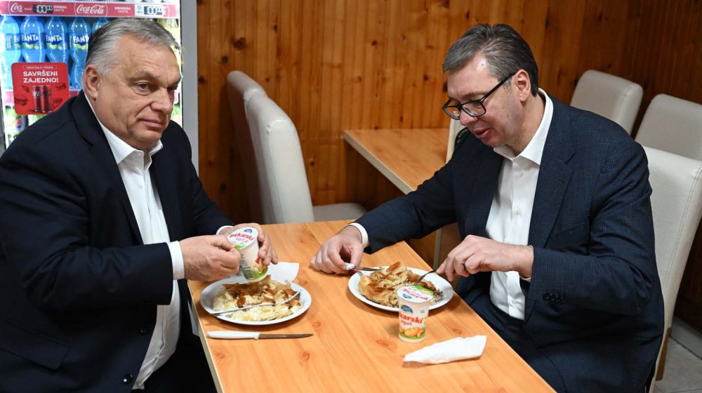 Orban i Vučić o bureku: "I am always sa sirom" (VIDEO) 1