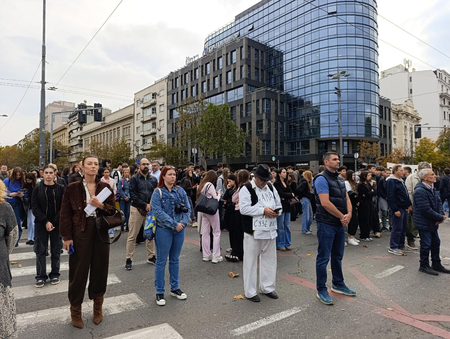 (UŽIVO) Više incidenata, hapšenja i napada na novinare: Iz Ćacilenda pirotehničkim sredstvima na građane koji su došli da podrže Dijanu Hrku 11