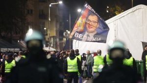 Ono što se sinoć desilo na kraju tužnog SNS derneka u Ćacilendu dokazuje da je Vučić u velikom problemu 28