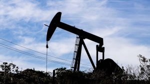 Američki predsednik Donald Tramp saopštio je u subotu da će najveće američke kompanije uložiti milijarde dolara u ruiniranu naftnu industriju Venecuele, ali najveće rezerve nafte na svetu, koliko god izgledale primamljivo, mogu doneti više rizika nego koristi, rekli su energetski stručnjaci za CNN.