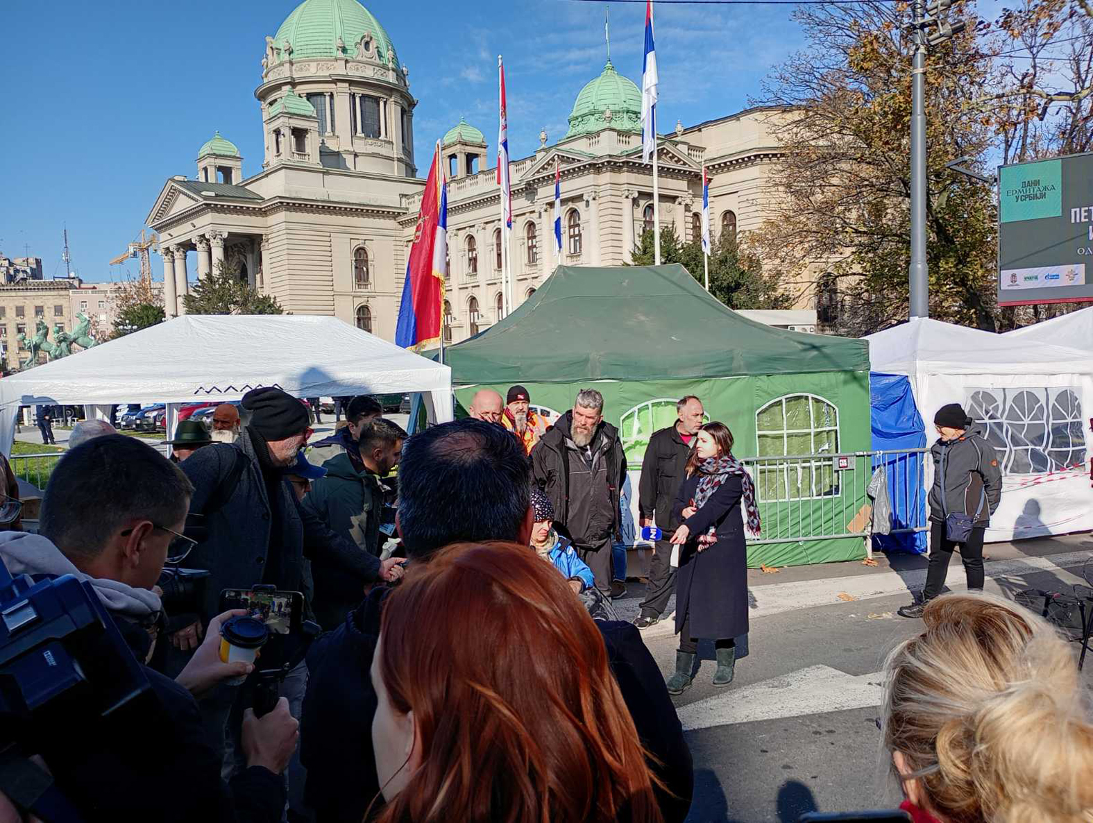 Dijana Hrka u vidno lošem stanju, stigla Hitna pomoć na poziv veterana: Održan protest podrške (FOTO, VIDEO) 4