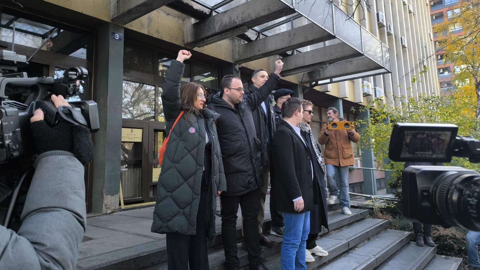 Danas saznaje: Odbačen zahtev odbrane aktivista osumnjičenih za pripremanje državnog udara za izuzeće tužilaca 2 Danas saznaje: Odbačen zahtev odbrane aktivista osumnjičenih za pripremanje državnog udara za izuzeće tužilaca 2