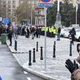 SRCE: Policija da saopšti da li je identifikovala napadače na poslanike ispred Skupštine Srbije 4