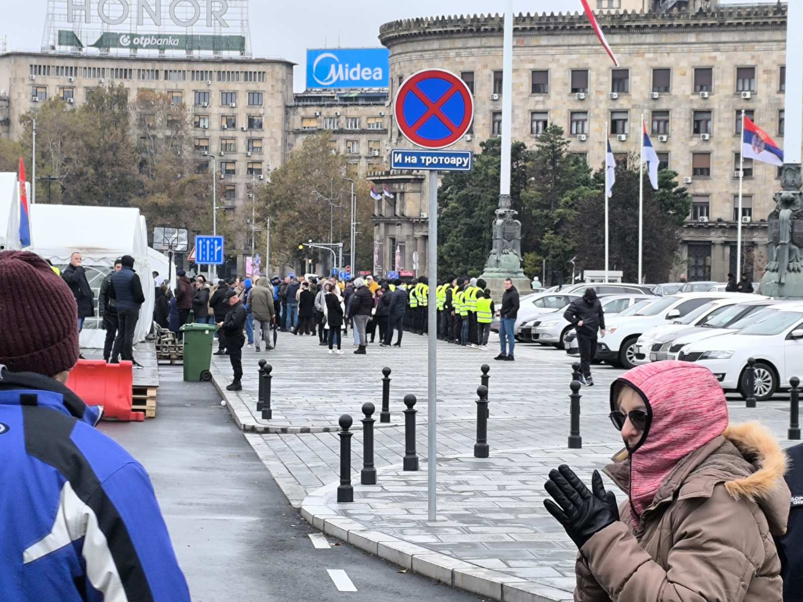 Reporter Danasa ispred Ćacilenda: Žitelji šatorskog naselja izgurali Dijanu Hrku, jednom čoveku pretili (FOTO, VIDEO) 3