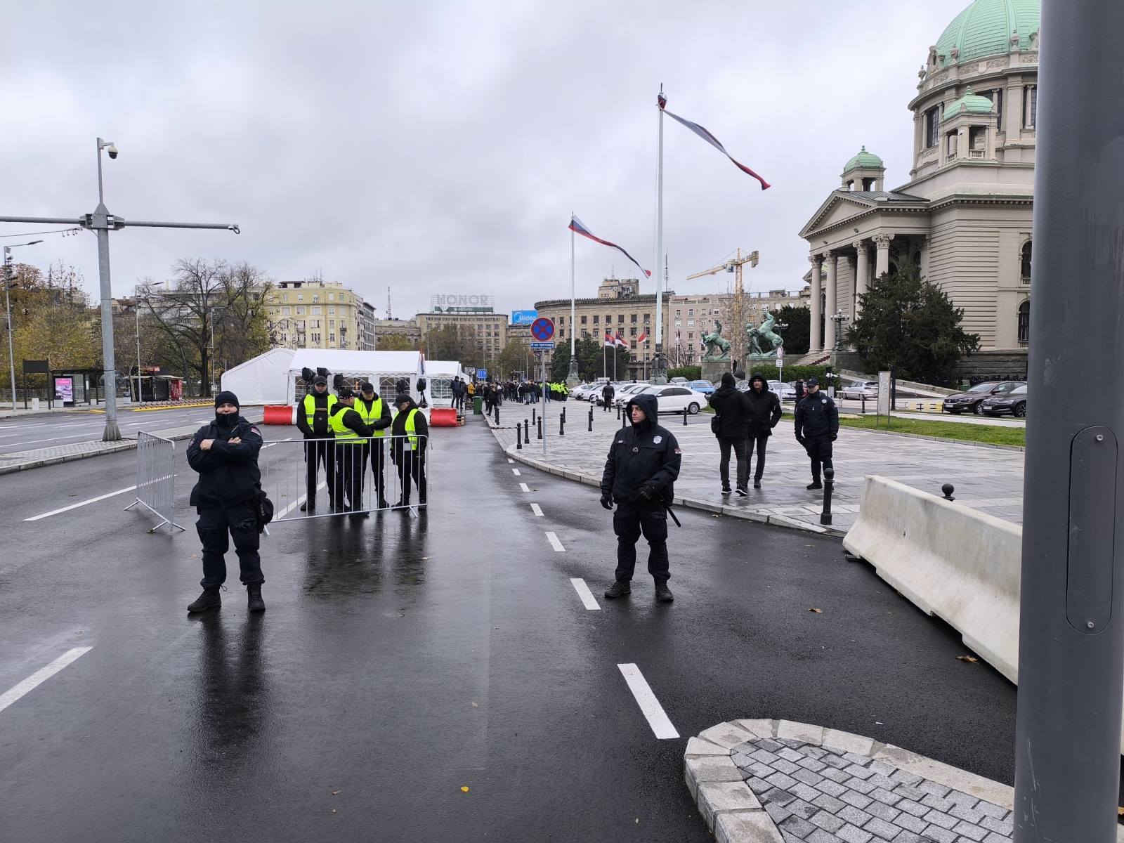 Reporter Danasa ispred Ćacilenda: Žitelji šatorskog naselja izgurali Dijanu Hrku, jednom čoveku pretili (FOTO, VIDEO) 2